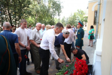 Жители Волгограда возлагают цветы к мемориальной доске ветерана ВОВ, учёного-энциклопедиста Максима Загорулько (23 августа 2024 года). Фото: Кирилл Брага/ ИД «Волгоградская правда»